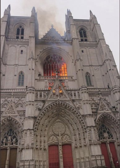 URGENT :   La cathédrale Saint-Pierre et Saint-Paul de Nantes en Feu #CathedraleNantes