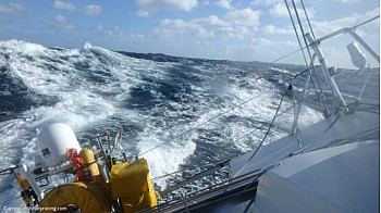 Route du Rhum 2018  le 8 nov à 10h50 : Fabrice Payen a démâté  - Transition alizéenne et  Les dernières images reçues du large @routedurhum @TeamVentDebout